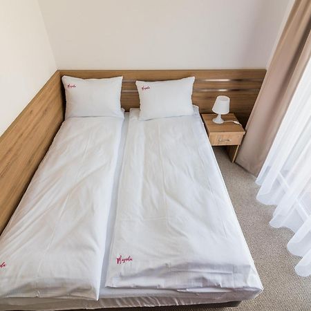 Magnolia Pokoje I Apartamenty Дембки Экстерьер фото